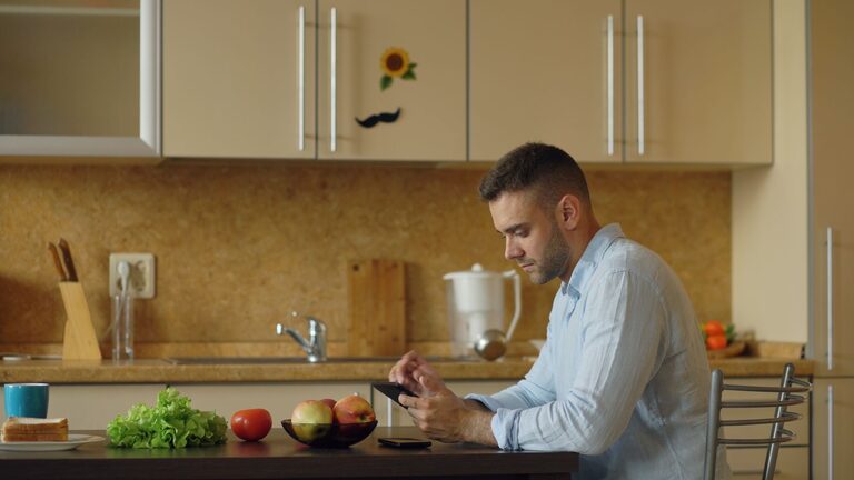 How to Maintain Healthy Phone Habits for Better Well-Being